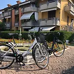 Discovery Flat With Pool & Bikes
